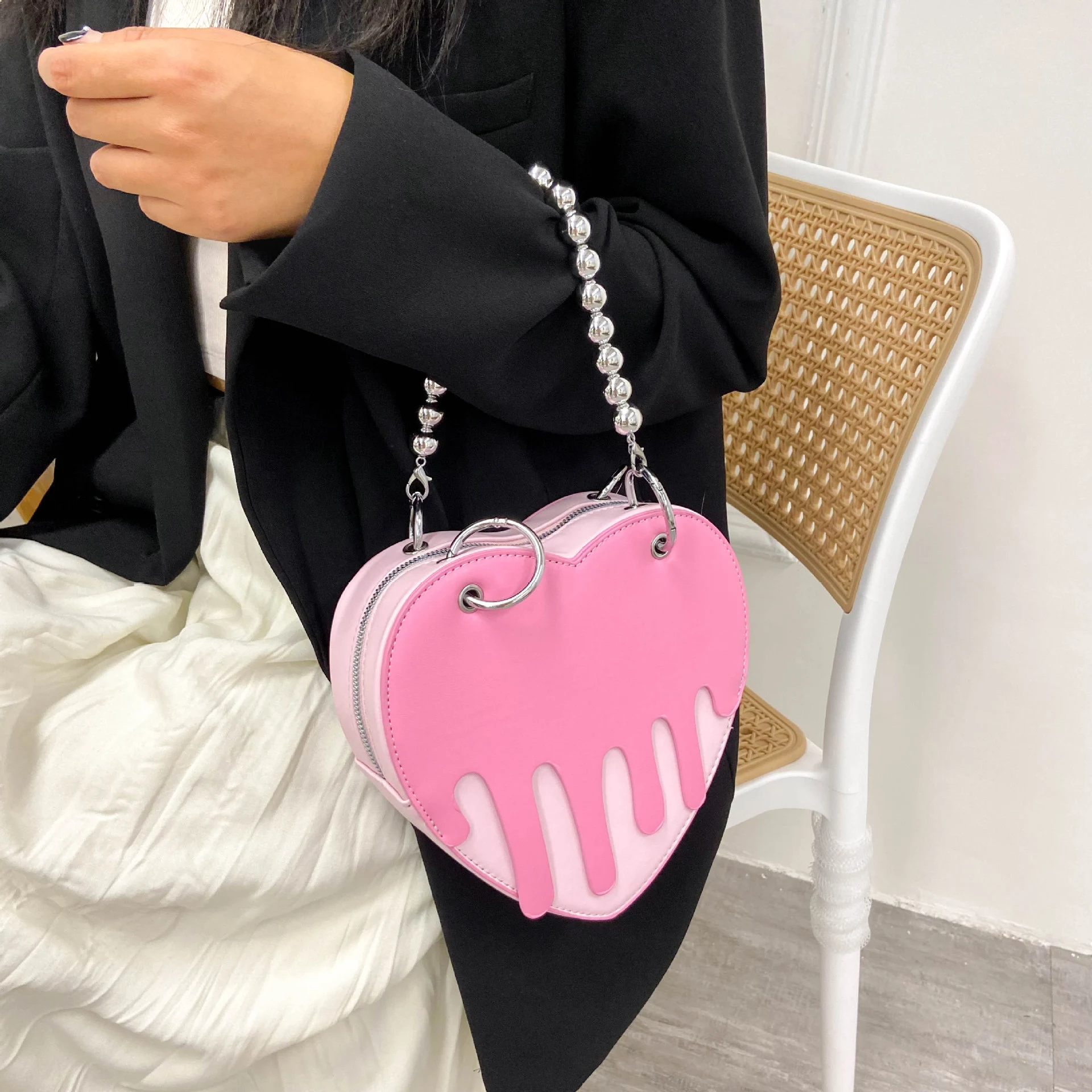 Bolsa feminina de ombro com corrente em formato de coração, charmosa e fashion, perfeita para diversas ocasiões, leve seus pertences com estilo. — foto 5