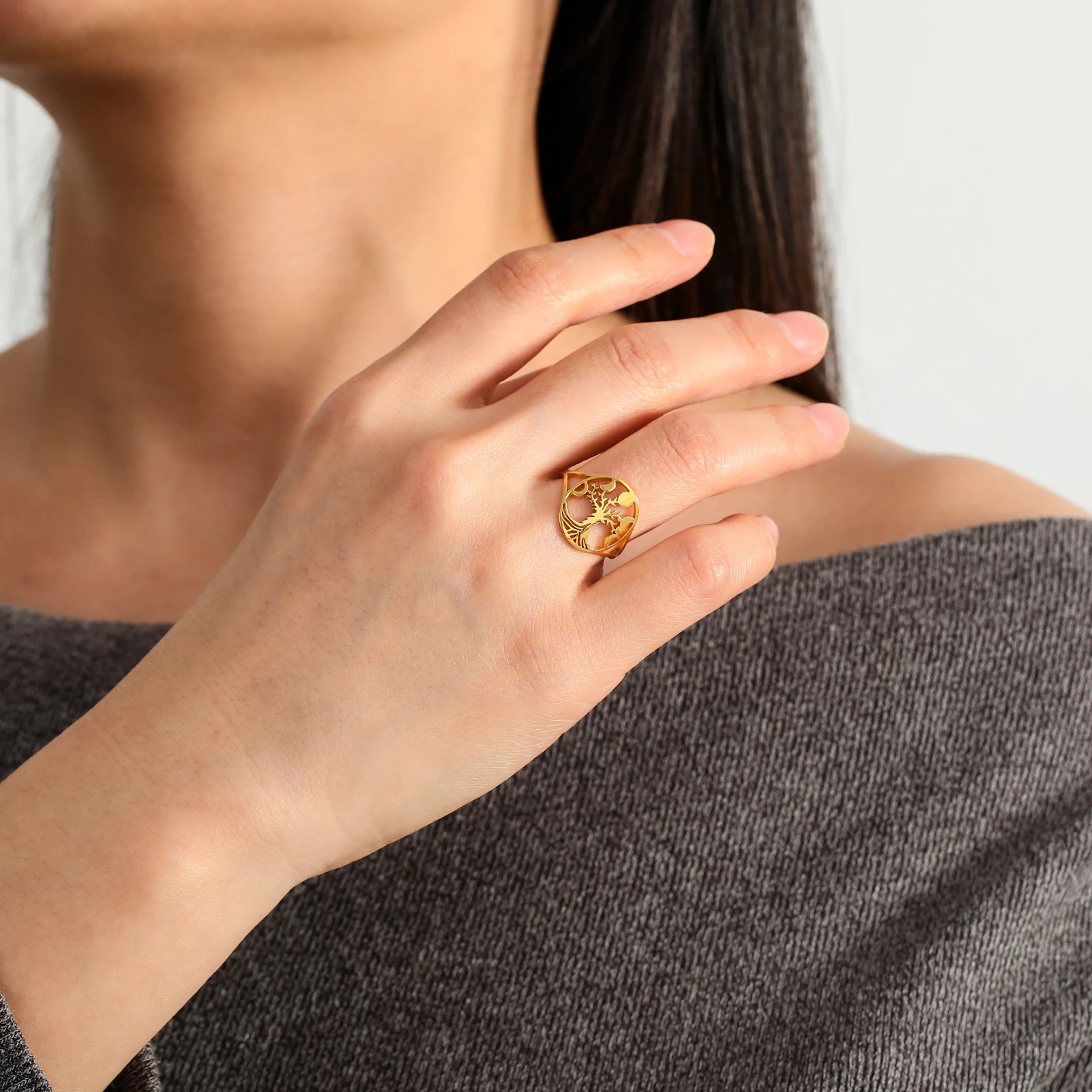 Anel de aço inoxidável com banho de ouro 18K, não desbota, com design de árvore oca para um estilo hip hop com personalidade e versátil. — foto 4