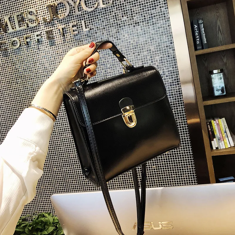 Bolsa quadrada pequena com fecho "all-match", perfeita para qualquer look. Elegante e prática, ideal para guardar seus essenciais com segurança e estilo. — foto 7