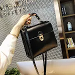 Bolsa quadrada pequena com fecho "all-match", perfeita para qualquer look. Elegante e prática, ideal para guardar seus essenciais com segurança e estilo. — foto 7