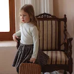 Maglia a maniche lunghe con collo alto per bambina. Strato base morbido e versatile, perfetto per calore e comfort in ogni occasione. — foto 8