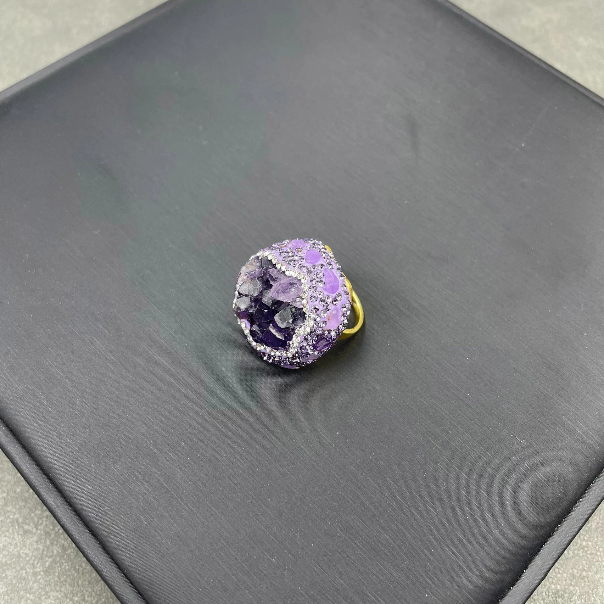 Ornamento de minério bruto natural de ametista e diamante tcheco, uma beleza única para decoração. Adquira já essa peça rara! — foto 12