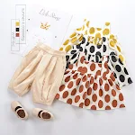 Kinderpakje met polkadot top en broek in Koreaanse stijl. Perfect voor kinderen. Modern design, comfortabel en modieus voor speciale gelegenheden of dagelijks gebruik. — foto 2
