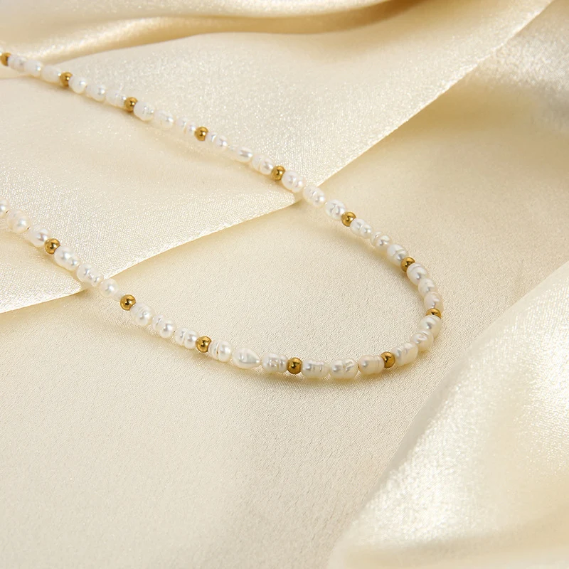 Colar francês de luxo com corrente de clavícula selvagem, ouro Ins18K, contas de aço inoxidável e pérola de água doce, para um toque elegante. — foto 3