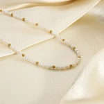 Colar francês de luxo com corrente de clavícula selvagem, ouro Ins18K, contas de aço inoxidável e pérola de água doce, para um toque elegante. — foto 3