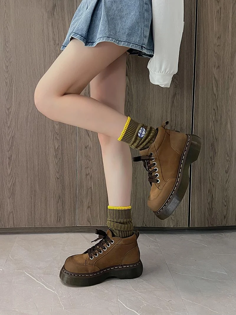 Botas curtas femininas Dr. Martens plataforma com cadarço, estilo worker. Conforto e durabilidade para um visual moderno e autêntico. Perfeitas! — foto 21