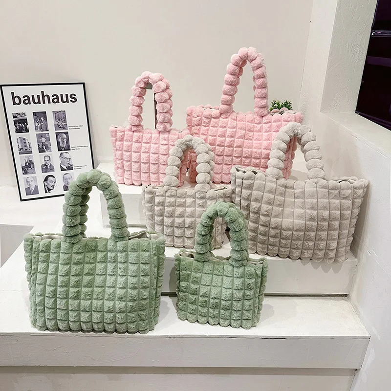Bolsas de mão xadrez Moda Inverno Bolsa de pelúcia de alta capacidade Estilo coreano Design personalizado Bolsas de luxo — foto 3