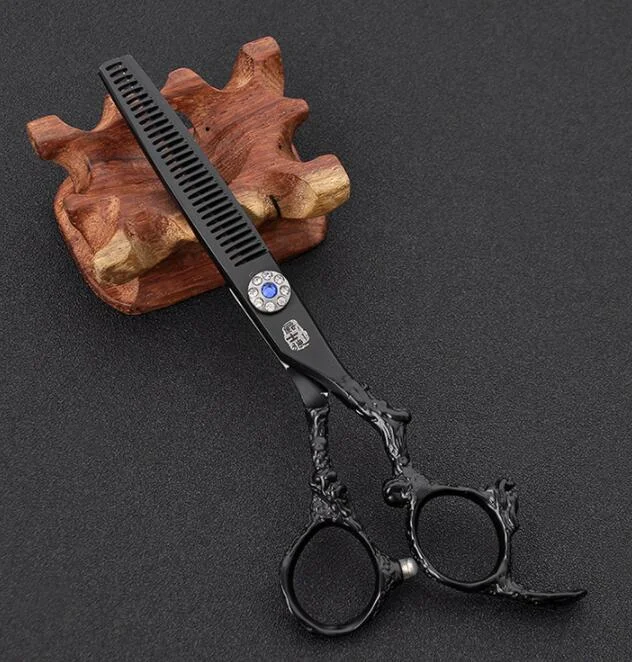 Tesoura de cabeleireiro profissional para cortes precisos e estilosos. Lâminas afiadas, design ergonômico e conforto superior para cabeleireiros e barbeiros. — foto 4