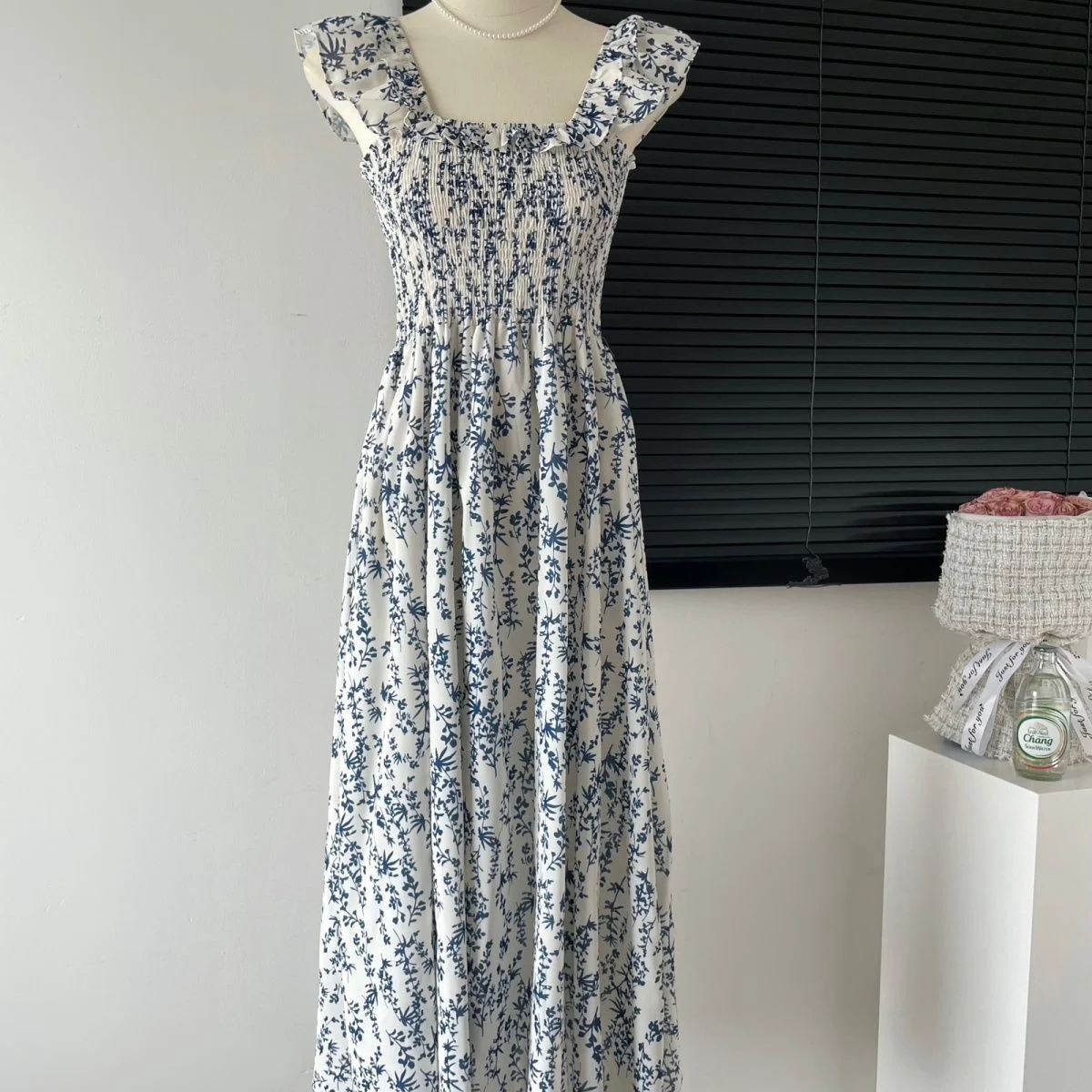 Blauwe bloemen slipdress vakantiejurk met vliegende mouwen — foto 10