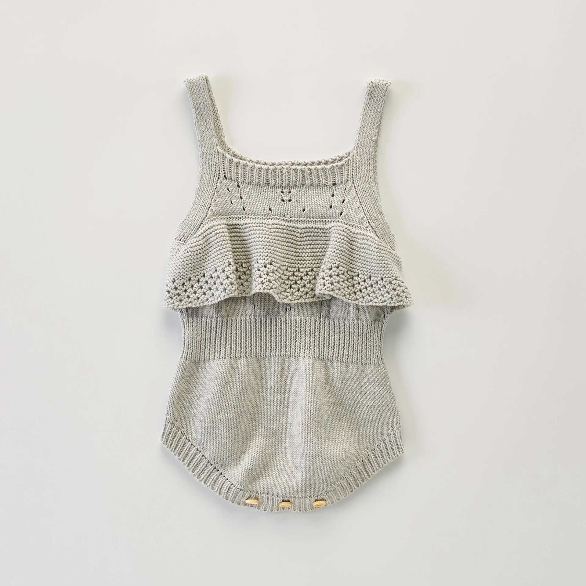 Macacão de malha com alças finas para bebê menina de verão Frescor e conforto para os dias quentes Ideal para praia ou brincadeiras Roupa adorável para sua pequena. — foto 9