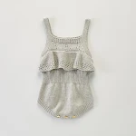 Macacão de malha com alças finas para bebê menina de verão Frescor e conforto para os dias quentes Ideal para praia ou brincadeiras Roupa adorável para sua pequena. — foto 9