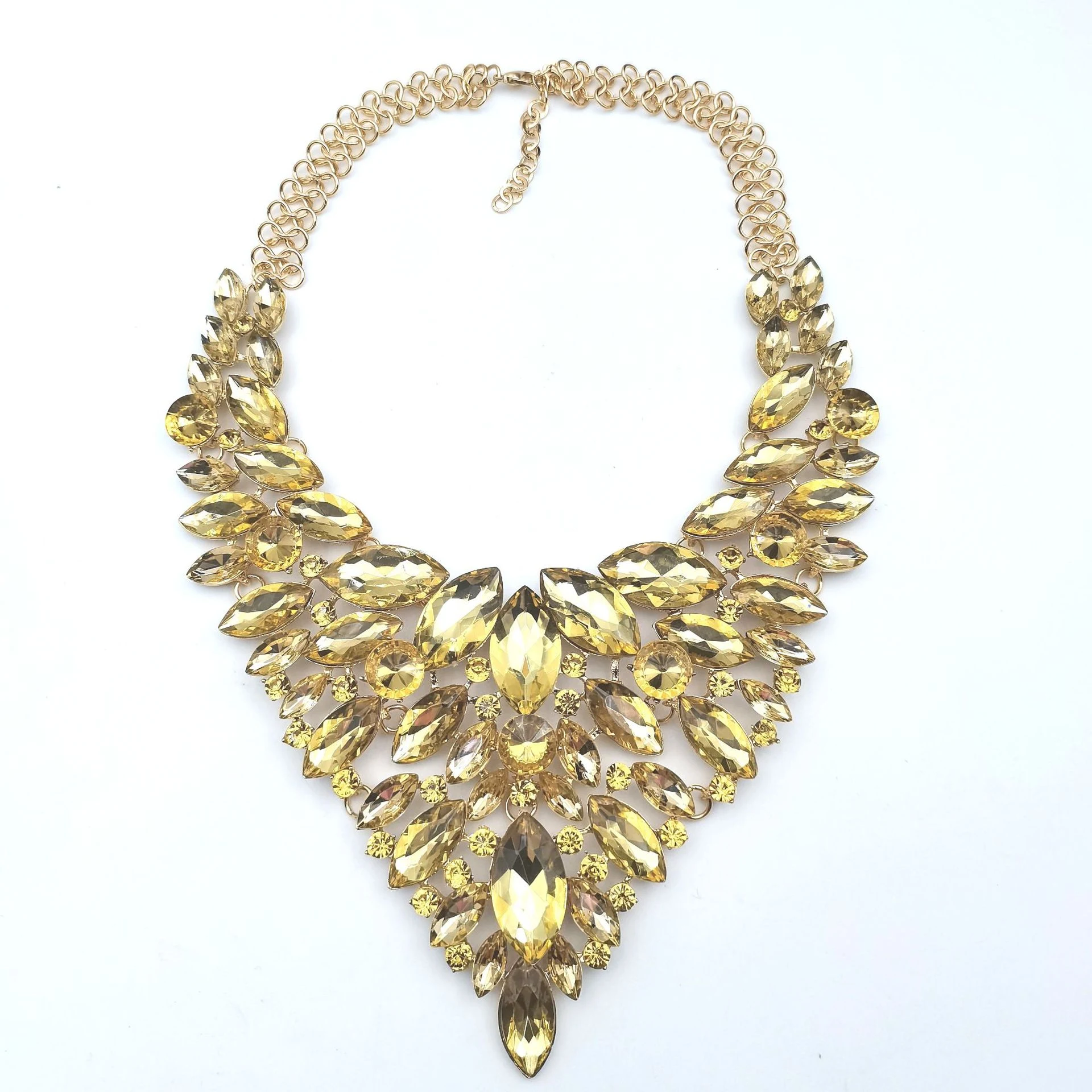 Colar exagerado com strass e diamantes, para combinar com tudo. Um acessório brilhante e chamativo que realça qualquer roupa, ideal para qualquer ocasião. — foto 2