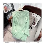 Maglione lavorato a maglia con fiocco con camicetta scolpita irregolare — foto 8