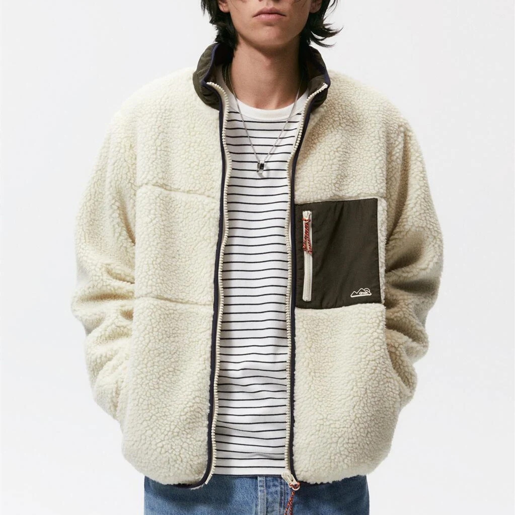 Giacca in pile da uomo autunno e inverno con cuciture. Cappotto caldo e confortevole per l'uomo. Ideale per climi freddi, design moderno ed elegante. — foto 6