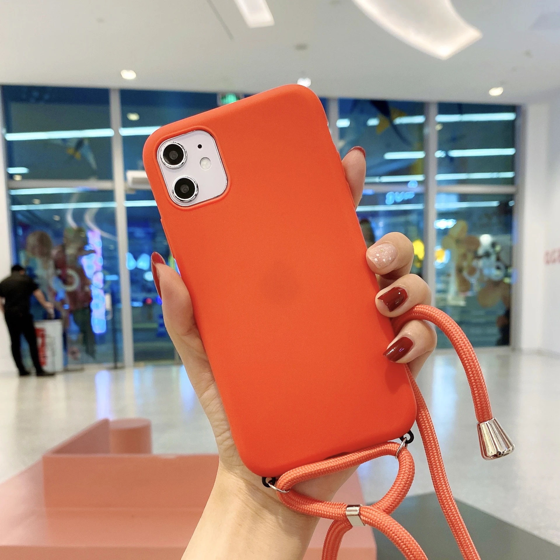 Capa de silicone de cor sólida com cordão para iPhone 11, compatível com Apple, à prova de quedas. Proteção elegante. — foto 7