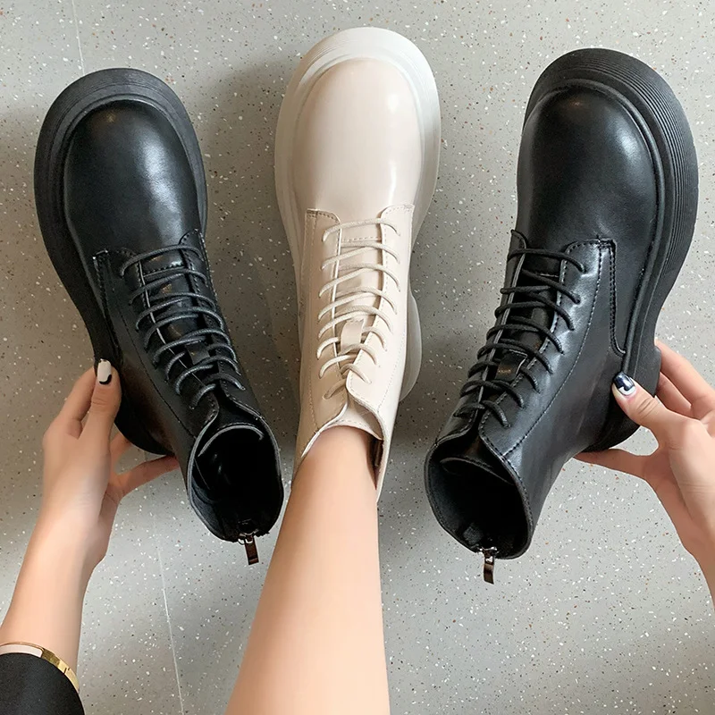 Title 5, Botas Martin de couro com bico redondo, salto g...