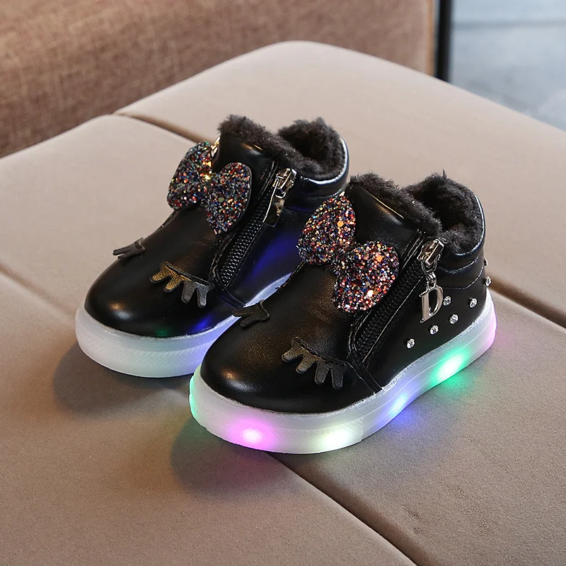 Kinder-Schuhe mit Strass-Lichtern für Mädchen und Jungen. Leuchtende Schuhe für strahlende Kinderfüße. Macht Spaß bei jedem Schritt. — foto 2