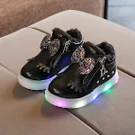 Kinder-Schuhe mit Strass-Lichtern für Mädchen und Jungen. Leuchtende Schuhe für strahlende Kinderfüße. Macht Spaß bei jedem Schritt. — foto 2