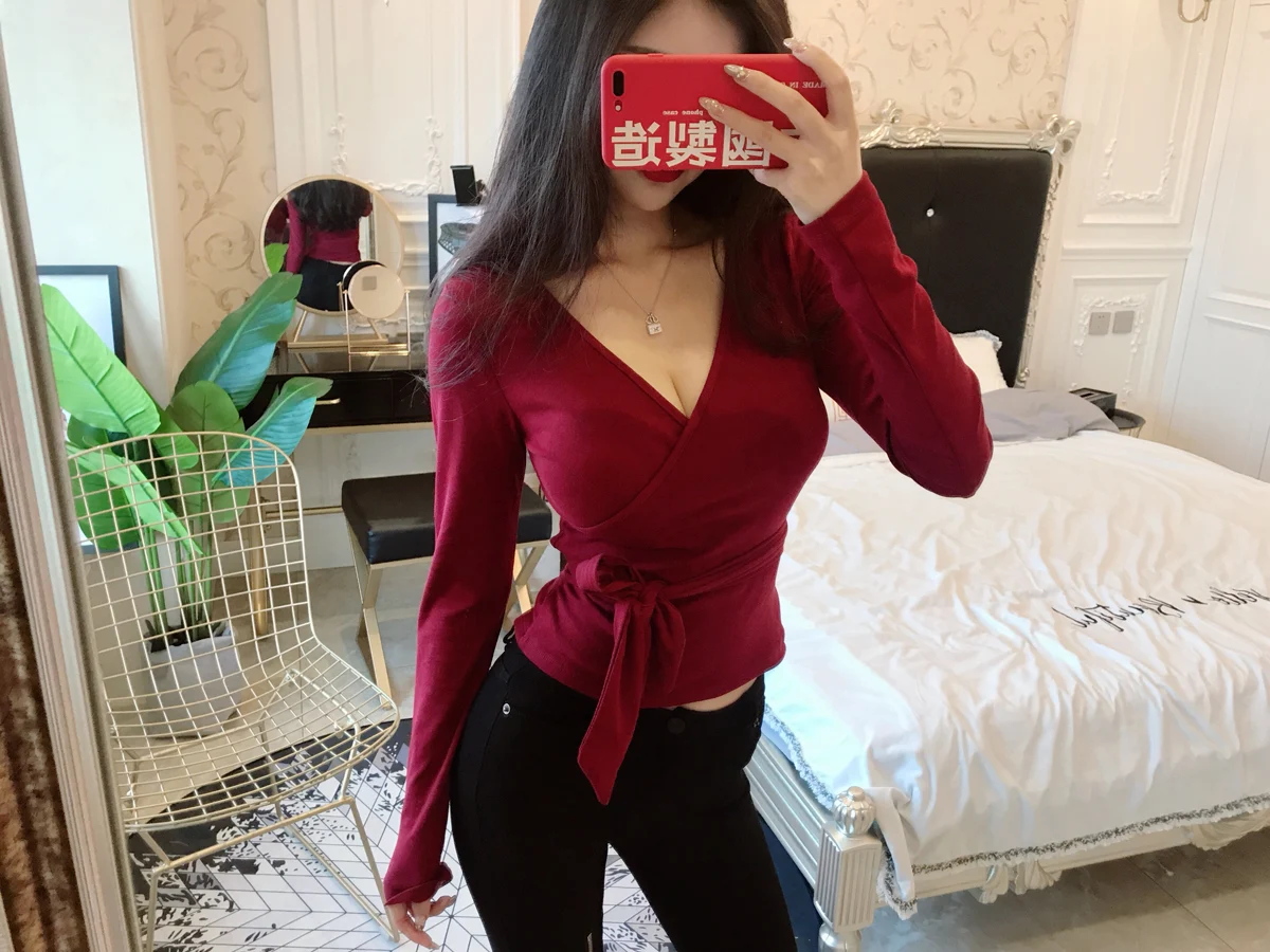 Top sexy com decote em V e alça cruzada com vazamento no umbigo — foto 4