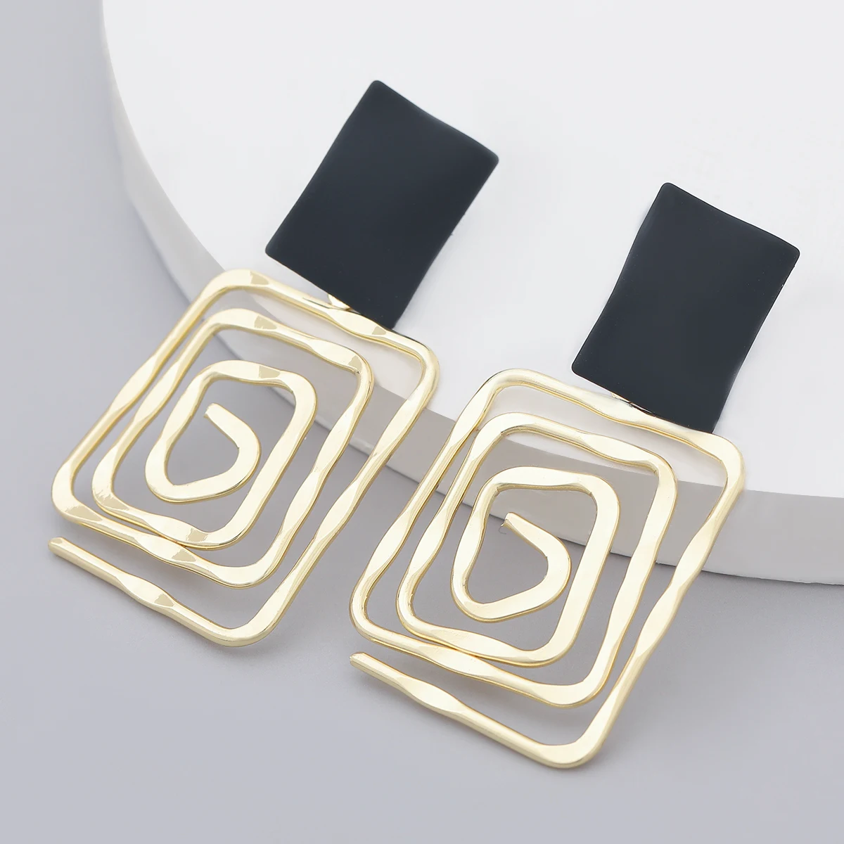 Brincos femininos de liga com design geométrico. Acessório de moda estiloso e moderno para mulheres. Leves e perfeitos para um toque elegante no dia a dia. — foto 4