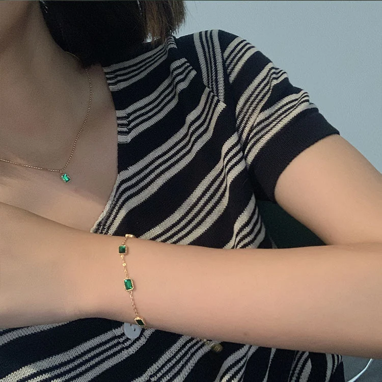 Colar esmeralda francês estilo europeu e americano, adicione um toque de sofisticação ao seu visual com este colar deslumbrante e elegante. — foto 1