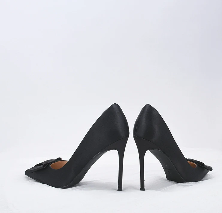 Zwarte satijnen stilettohakken met strik en spitse neus. Verhoog uw stijl met elegantie en verfijning, perfect voor speciale gelegenheden. — foto 3