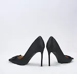 Zwarte satijnen stilettohakken met strik en spitse neus. Verhoog uw stijl met elegantie en verfijning, perfect voor speciale gelegenheden. — foto 3