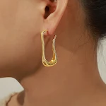 Brincos femininos de cobre com design irregular e simples, moda fashion, perfeitos para adicionar um toque moderno e estiloso ao seu visual. — foto 2