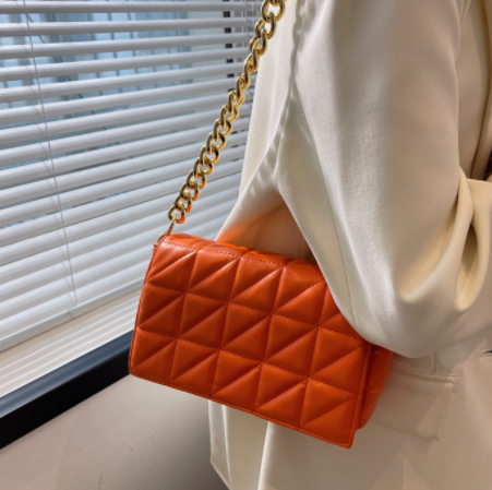 Bolsa de ombro vintage de couro macio acolchoada com corrente para axila, elegante e versátil. Perfeita para carregar seus itens essenciais com estilo. — foto 8