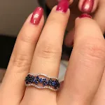 Anel de noivado com safira incrustada. Celebre o amor eterno com brilho e sofisticação incomparáveis. Uma joia para momentos especiais. — foto 4