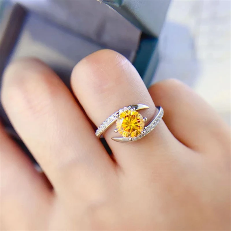 Anel de moissanite amarelo com diamante e platina. Joia que irradia beleza e sofisticação, perfeito para momentos especiais e um visual elegante. — foto 1