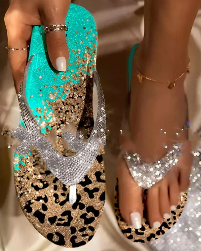 Sandálias femininas de dedo com strass, sola reta, estampa de leopardo 3D. Conforto e elegância europeia. — foto 10