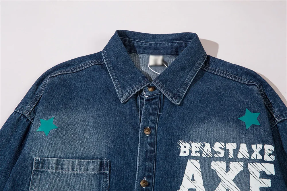 Camisa jaqueta jeans XINGX com estampa de grafite do alfabeto, casaco moderno e estiloso para homens, perfeito para um visual urbano e descolado, confortável. — foto 3