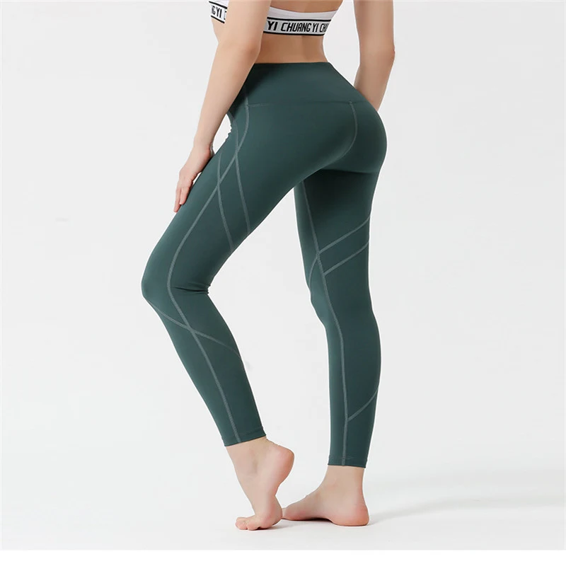 Calças de yoga femininas nude, justas e elásticas. Perfeitas para fitness e exercícios. Conforto e liberdade de movimento garantidos. — foto 4