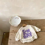 Pagliaccetto neonato autunno e inverno con lettere. Comodo e alla moda. Tutina calda per i primi mesi, perfetta per neonati. — foto 5