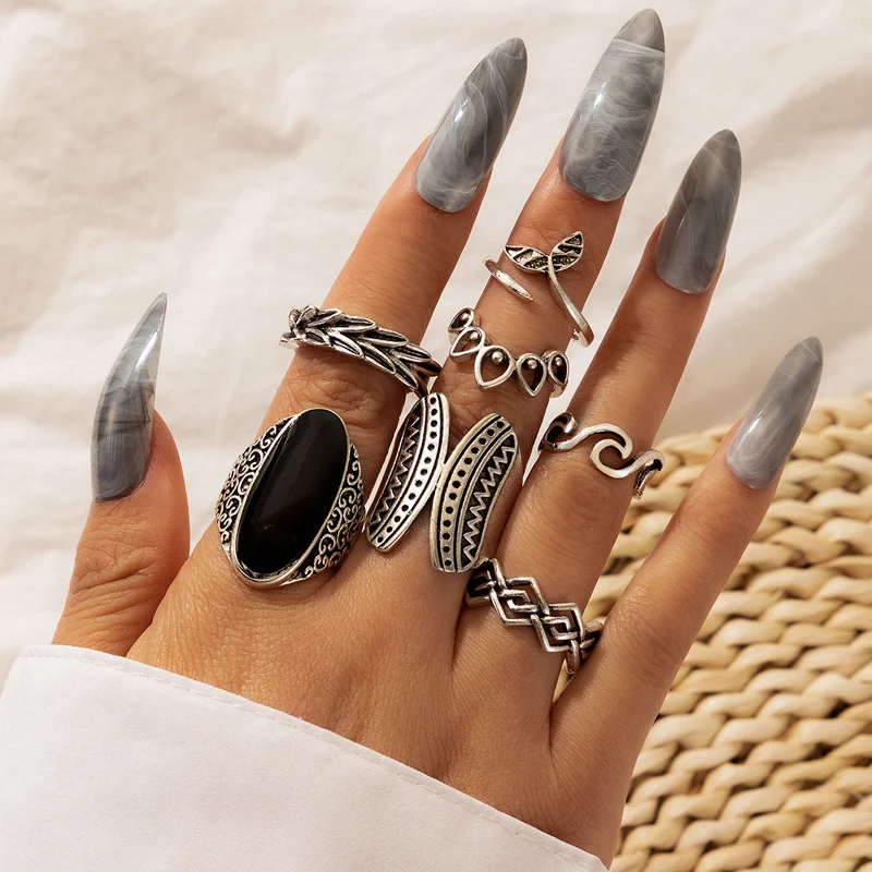 Conjunto de anéis com gotejamento de óleo preto, cauda de peixe geométrica e vazada, um acessório moderno e estiloso. — foto 5