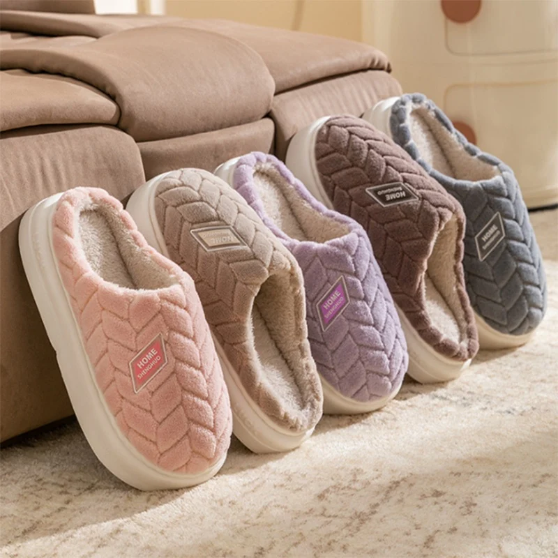 Nieuwe antislip pluche pantoffels met dikke zool voor koppels in de winter. Warme fleece huisschoenen voor dames en heren. Heerlijk voor binnenshuis. — foto 4