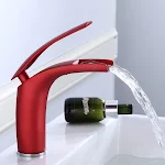 Koperen wastafelkraan voor warm en koud water. Geniet van een soepele waterstroom en eenvoudige temperatuurregeling. — foto 11