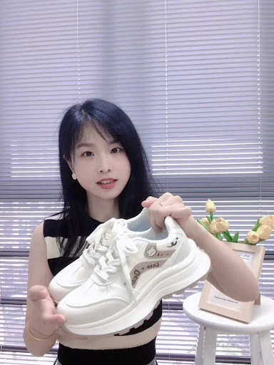 Title 6, Little Bear Printed Sports Shoe Girl
