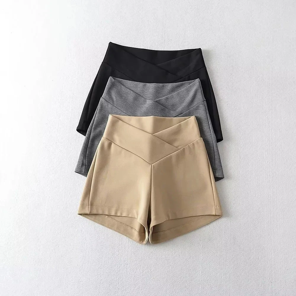Modieuze ultra-korte sportieve casual shorts voor dames. Comfortabele shorts voor een sportieve en casual look, perfect voor de zomer. — foto 1