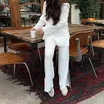 Conjunto esportivo de duas peças para outono, suéter liso com zíper e gola alta para lazer. Conforto e estilo em uma só peça. — foto 9