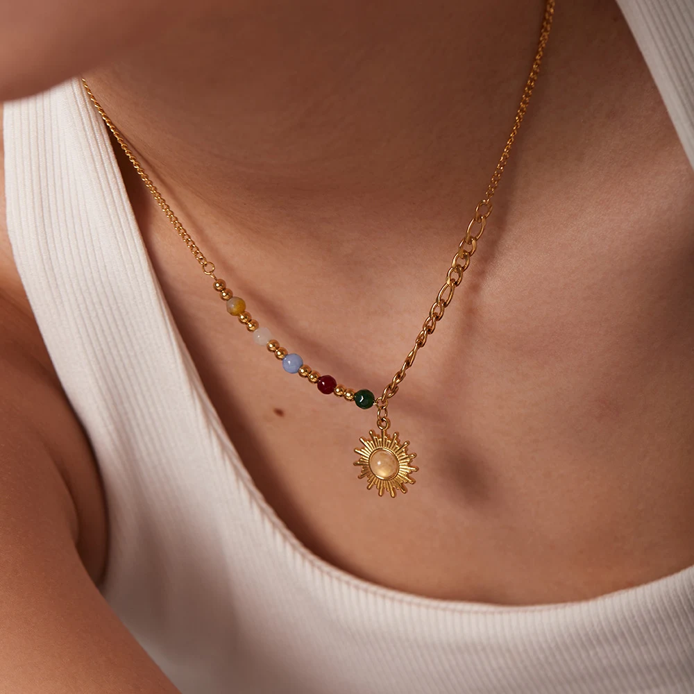 Colar com pingente de sol de opala de pedra natural ouro 18K, cores vibrantes e design elegante. Joia perfeita para você. — foto 5