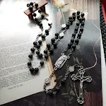 Colar com pingente moderno de contas de rosário Cross 59, elegante e religioso, perfeito para usar ou presentear com significado e fé. — foto 2