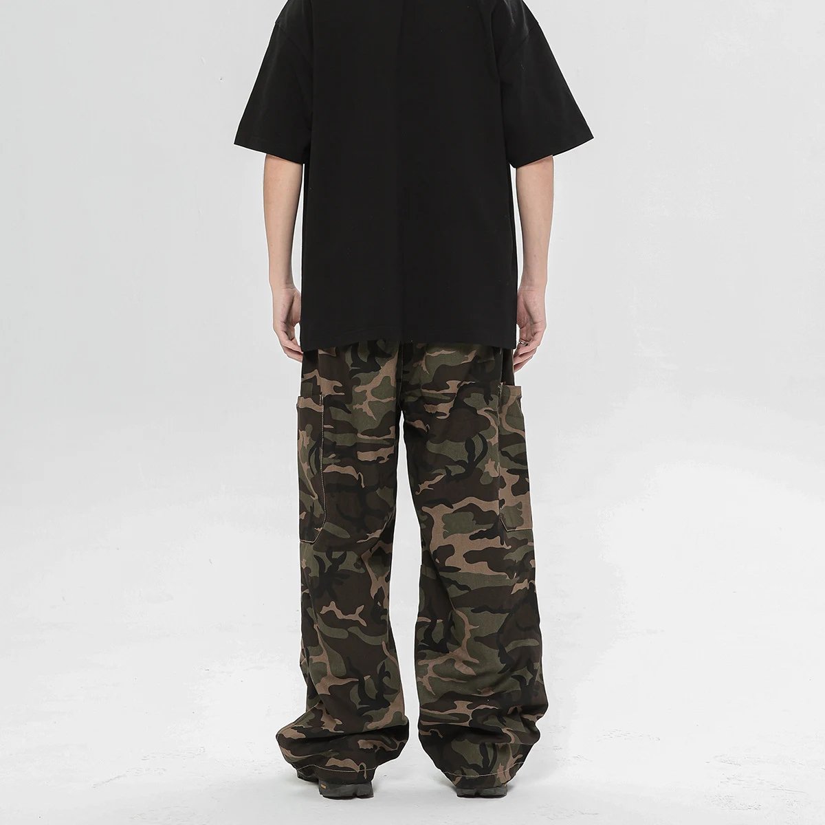 Pantalones cargo camuflaje para exteriores con ajuste de forma en las piernas y diseño adaptable para actividades al aire libre. — foto 8