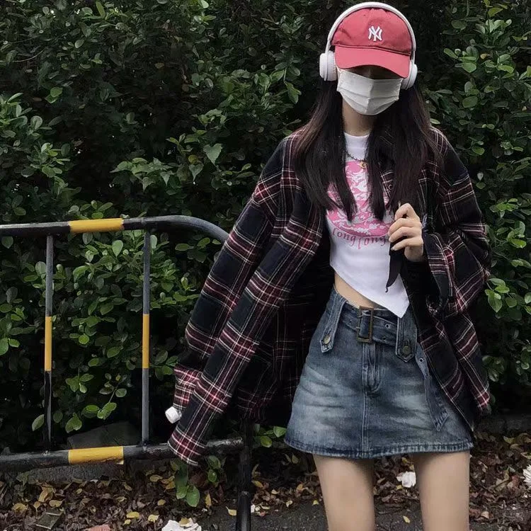 Fashionable loose cool plaid shirt for women. Comfortable and stylish for everyday wear, perfect for a casual look and e — photo 13