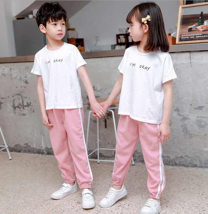 Kinderen losse ijszijde joggingbroek, ademend en lichtgewicht. Ideaal voor de zomer, comfortabel en perfect om te spelen. — foto 5