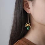 Brincos de gota Bianhua em prata esterlina S925 com calcedônia verde semi-furada. Um toque de cor e elegância para você. — foto 18