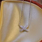 Colar com letras artístico e versátil em prata 925 banhado a ouro. Uma joia elegante para combinar com qualquer look e expressar sua individualidade. — foto 8