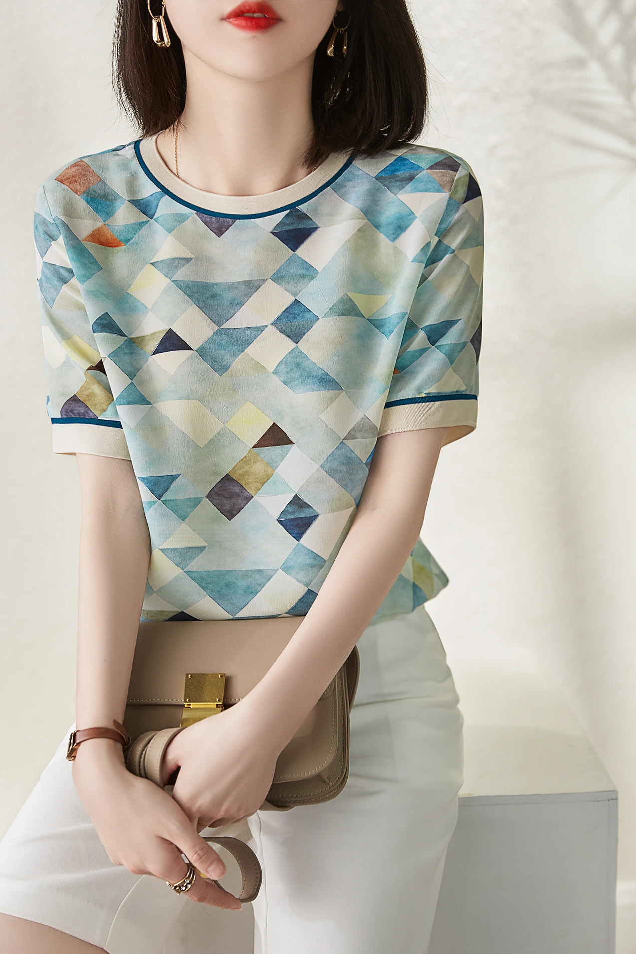 Camiseta feminina com manga curta e estampa geométrica com contraste de cores, perfeita para um visual moderno e estiloso. — foto 14