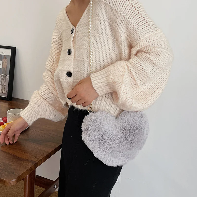 Bolsa feminina fofa com corrente e formato de coração de pele, acessório fashion para um visual charmoso e elegante, ideal para mulheres. — foto 2